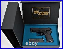 PISTOL PRESENTATION CUSTOM DISPLAY CASE BOX for SIG SAUER P225 cal. 9mm Para